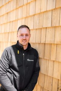 Mand foran væg med træbeklædning